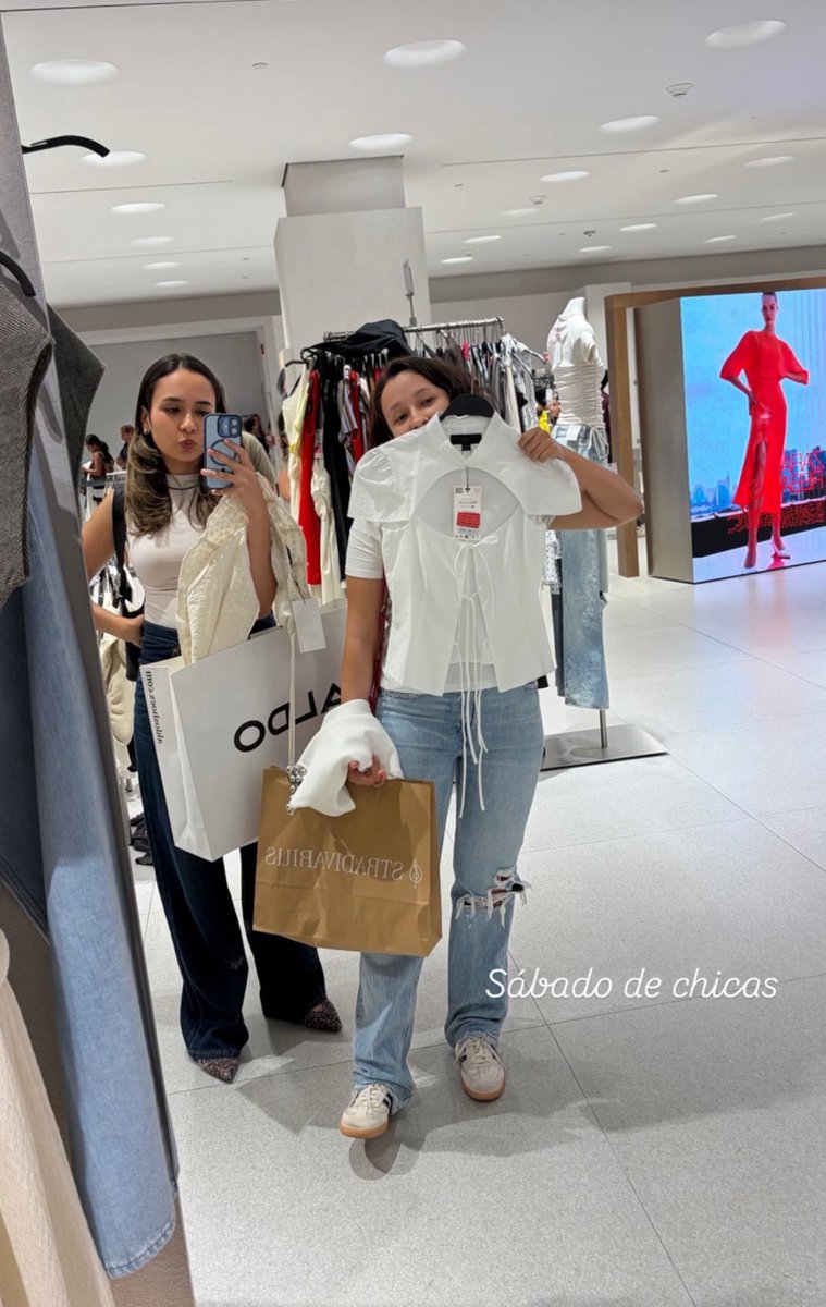 Kristie_Apolo's tweet photo. Top cosas que amo hacer con mi ñaña: comprar ropa https://t.co/s4ibYwCgVu