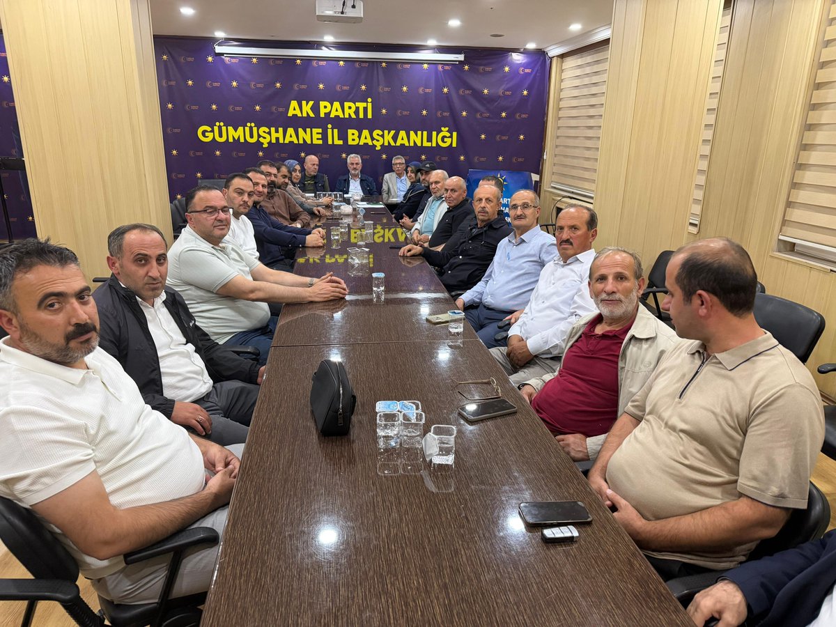 musacelik29's tweet photo. AK Parti Gümüşhane
İl Başkanımız
Sayın @eminerdogdu29 
başkanlığında haftalık İl Yönetim Kurulu Toplantımızı gerçekleştirdik.
Birlik, istişare ve hizmet anlayışıyla Gümüşhane için durmadan çalışmaya devam ediyoruz. 🇹🇷
@Akparti 
@abuyukgumus https://t.co/9OjGKuCxrd