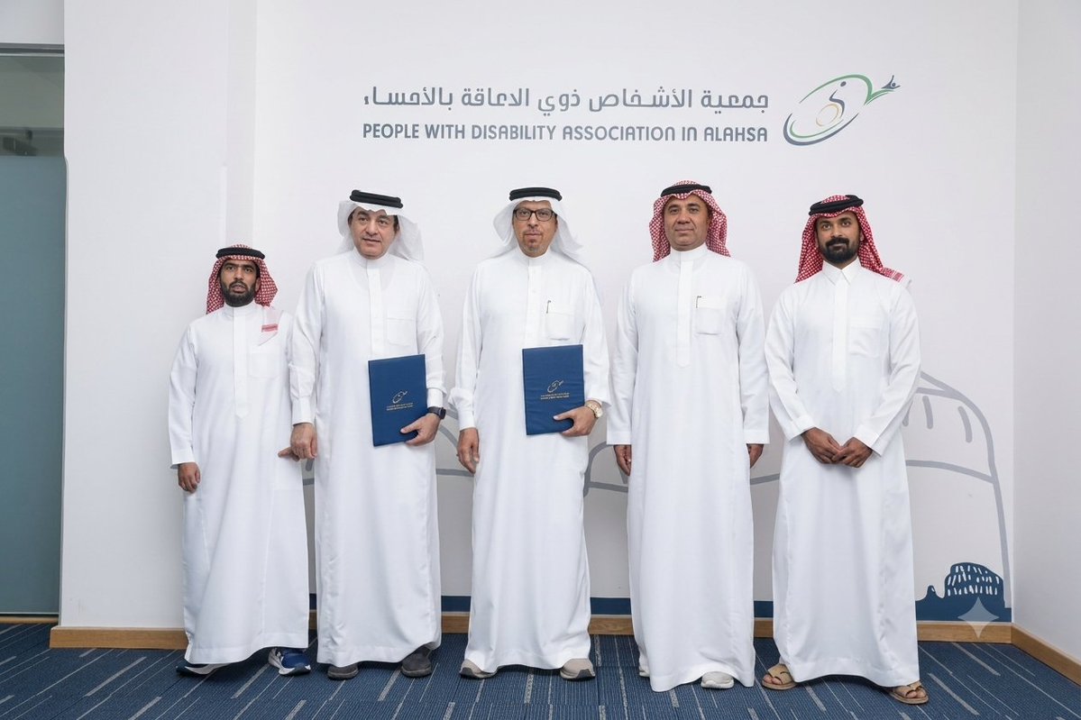 thiep_sa's tweet photo. 🤝 شراكة مجتمعية نحو تمكين مستدام

​تم بحمد الله توقيع اتفاقية تعاون بين #المعهد_التقني_للهندسة_والبترول_العالي_للتدريب_بالأحساء و #جمعية_الأشخاص_ذوي_الإعاقة_بالأحساء

​مثّل الجانبين:

👤 الأستاذ عبداللطيف الجعفري (مدير الجمعية)

👤 المهندس مصطفى طاهر الغزال (المدير التنفيذي لشركة هجر للتعليم والتدريب التقني)

​تأتي هذه الاتفاقية لتعزيز الجهود المشتركة، وتمكين الأشخاص ذوي الإعاقة، ودعم المبادرات التي تسهم في تحسين جودة حياتهم تحقيقاً للأثر الإيجابي المستدام. 

وعبّر المهندس مصطفى الغزال عن تفاؤله بهذه الخطوة قائلاً 💬
"يسرنا توقيع هذه الاتفاقية.. نسأل الله أن تكون بداية لنجاحات وإنجازات مثمرة تخدم المجتمع وتحقق الاهداف  المنشودة."