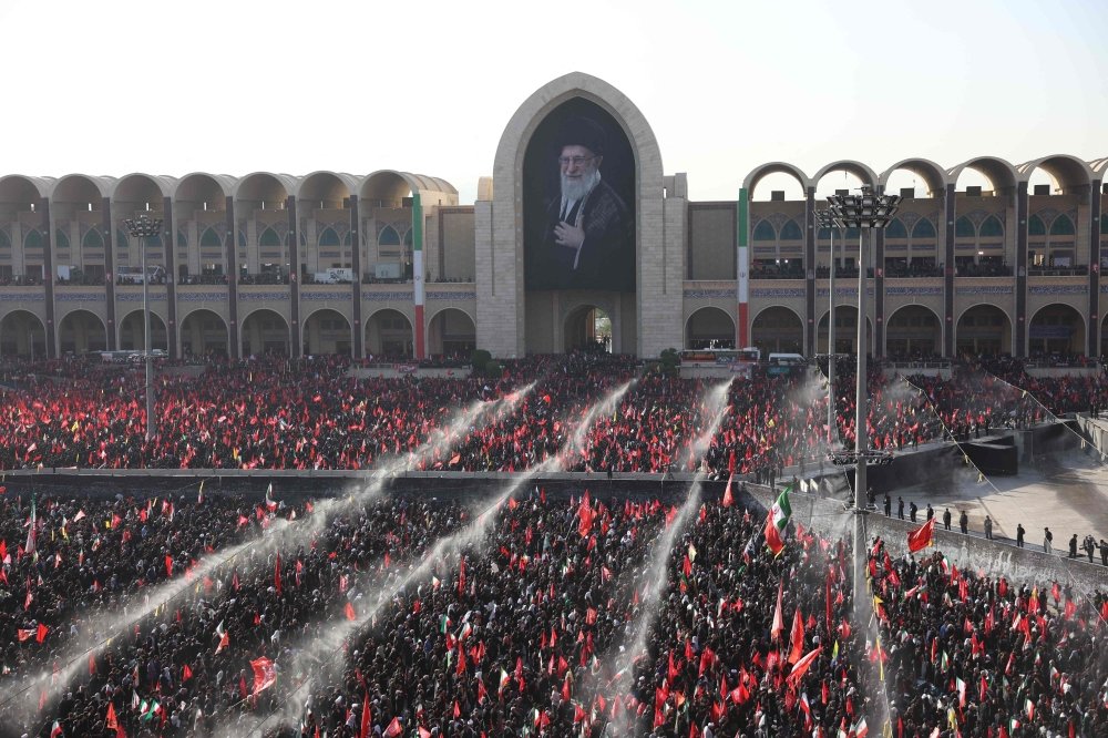 MarioNawfal's tweet photo. 🚨🇮🇷 Iranian officials have prepared for as many as 12-15 MILLION visitors across 6 days for the funeral of Ayatollah Khamenei.

One of the largest funerals in modern history... seems he was pretty beloved by his people.

Source: Financial Times / Writer: Michael https://t.co/u95dyklWZW