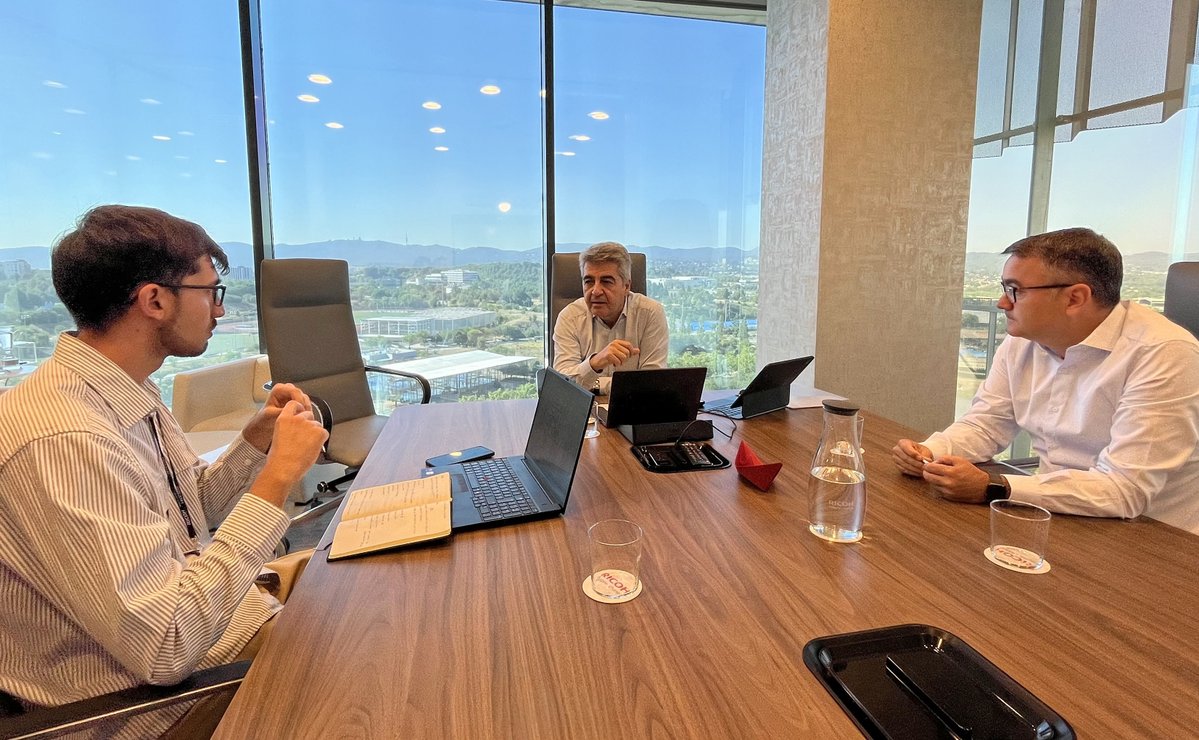 ricohspain's tweet photo. Tras las recientes promociones en @ricohspain, se abre un nuevo horizonte en la organización. Sobre esta nueva etapa estratégica charlan nuestro Country Manager y nuestro CEO con @elEconomistaes, donde destacan inversiones, liderazgo y posicionamiento.

📰 https://t.co/xltYd5rIaZ https://t.co/SY76ksxGXg