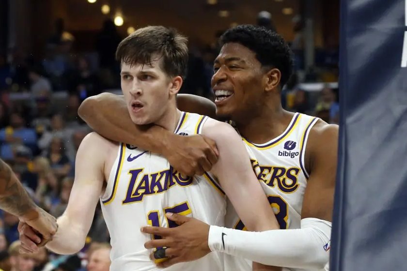 lakers_yaoi's tweet photo. what have i done to deserve such pain 💔💔💔 https://t.co/nB8kwXVzvu