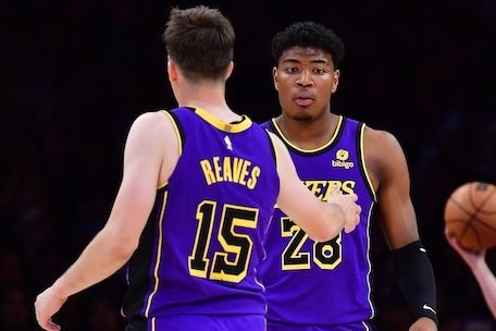 lakers_yaoi's tweet photo. what have i done to deserve such pain 💔💔💔 https://t.co/nB8kwXVzvu