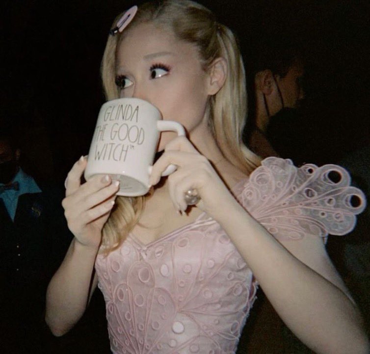 lesbianzgrande's tweet photo. pics taken directly from glinda the good’s finsta https://t.co/TyzFR2Husz