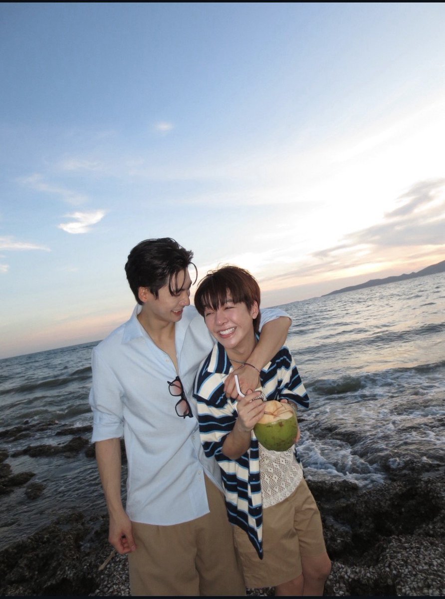 HappiiMeine's tweet photo. Pond to Earth 

'ตั้งแต่วันแรกที่เจอ เราปรับ หาทาง อ้อมบ้าง หลงหน่อย จนในวันนี้ เราภูมิใจที่ได้ใช้เวลากับเทอมาตลอดนะจ้ะ' 

'ขอบคุณที่เป็นเธอ เพราะเธอเป็นมากกว่าที่เธอคิด'

'และจริงนะ รับเล่นเรื่องนี้ เพราะเธอ ขอบคุณที่ได้มาเป็นพาร์ทเนอร์กัน'

#PondEarth #ปอนด์เอิร์ธ https://t.co/0qrjj0X4o1