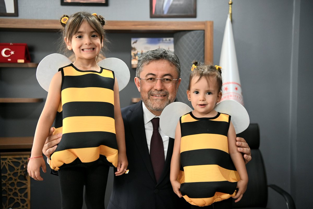 ibrahimyumakli's tweet photo. Bazen en güzel gün, iki minik arının ziyaretiyle daha da güzelleşir. 🐝✨

📍 Uşak https://t.co/9v14thEukc