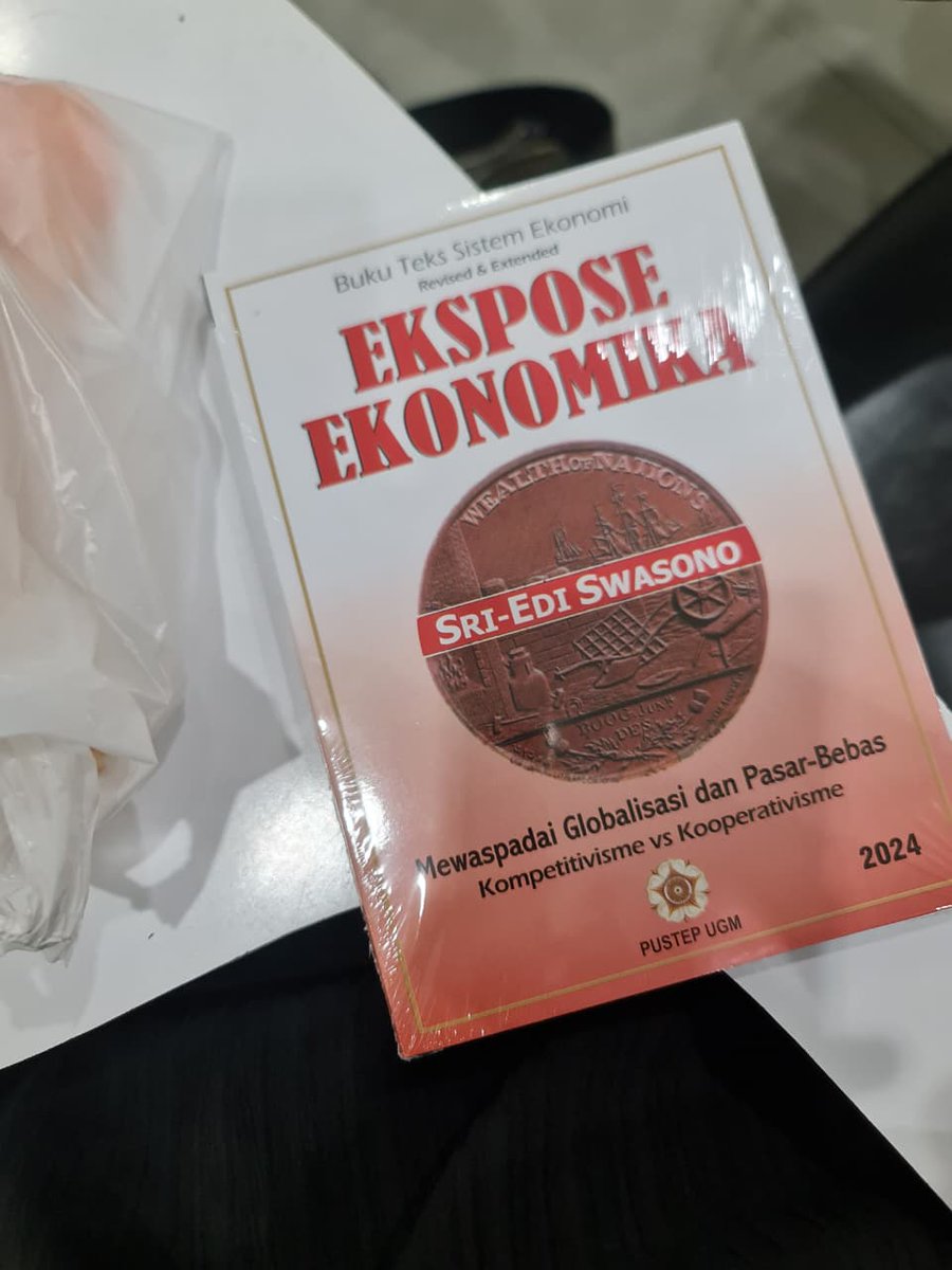 echaaikamon's tweet photo. wah edan sih ini buku apaan sampe mual mual aku bacanya, bahasanya tinggi banget, sangat filososfis dan pake istilah ekonomi ilmiah sampe melayang kyk minum americano 5 shot https://t.co/ztC1vSPn4K