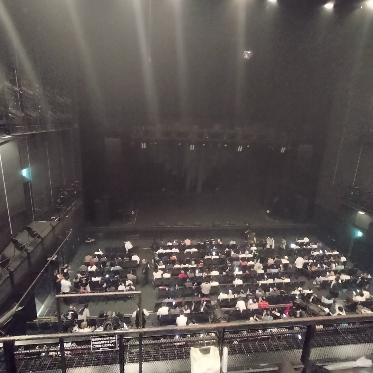 ikeyossy's tweet photo. 2階席から俯瞰でみる未定さん
おそらく1階フロアとは違う「鑑賞」の空気感
フォーメーションや全身の動きを足元までしっかり見られるのは貴重な体験だった
見るたび仕上がる未定さん
冨樫さんのダンス、身体表現の凄さをより一層感じたステージでした✨️✨️
 #タイトル未定
 #KAKAR https://t.co/uD1VRneXcc