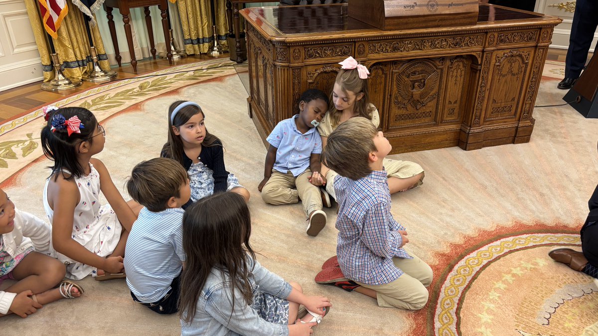 EdwardLawrence's tweet photo. Subplot: One of the kids in the Oval Office fell asleep resting against the resolute desk. Another child helped support him. https://t.co/CancMoLyN5