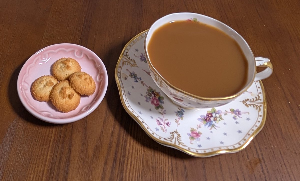 Iris_Torrefie's tweet photo. 今夜はCRAFT BOSS 世界のTEA「香港式ミルクティー」と #スナックミー のバターココナッツクッキーで夜お茶しました💜
珈琲も入っているミルクティーだからかコクのある濃い美味しさでした。
ココナッツの食感の楽しめるクッキーと美味しくいただきました💜
#木漏れ日のお茶会
#茶好連 https://t.co/qxTGgDh62o