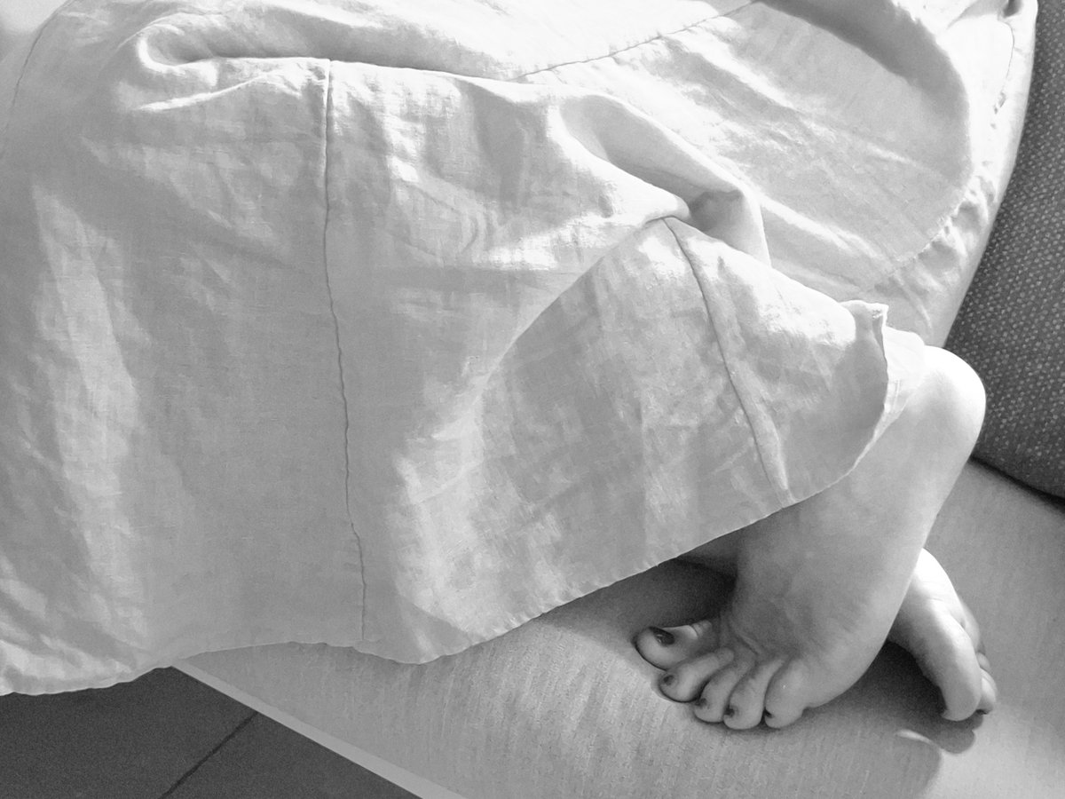 UpsDim55134's tweet photo. We were just friends. Her bare feet and the way she showed them promised a lot... Was I excited when I saw that not only her feet were bare? Oh yes, undoubtedly!
#bw #voyeur #footfetısh #barefeet #woman #beauty #thoughts https://t.co/7Lw5fCxsDD