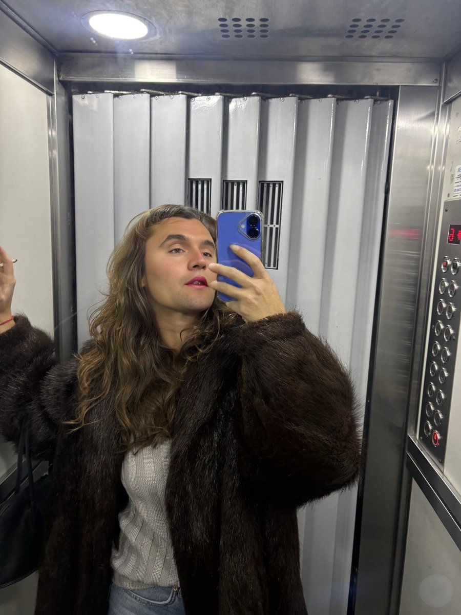MZPNFC's tweet photo. Ayer caí a un bar así, cuando entré como que todos hicieron un micro silencio 
👁️👄👁️ https://t.co/pbzlRwNGdZ