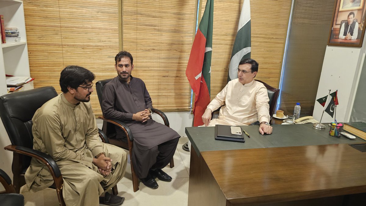 Young_kakar's tweet photo. چیرمین بیرسٹر گوہر علی خان کے ساتھ ملاقات بلوچستان کے تنظیمی بالخصوص امن و امان کے صورتحال پر تفصیلی گفتگو، خیبر پختون خواہ کے بعد اب جنوبی پشتونخوا میں کل کے دن نامعلوم مسلح افراد نے 10 لوگوں کو مار دیا۔
اج بھی اہل علاقہ احتجاجی دھرنا دیکر بی اے مال کے سامنے بیٹھے ہیں https://t.co/5g0oS2hcpK