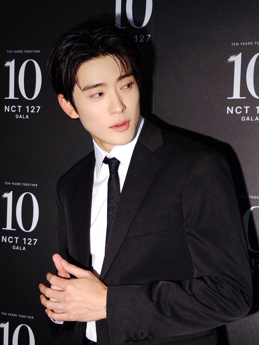 hourlyjaeh's tweet photo. jaehyun in a suit.. 😵‍💫 https://t.co/UNe3FEE8vG