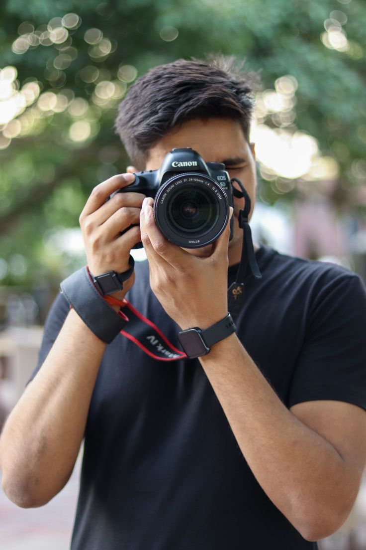 AkatsukiAlpha88's tweet photo. Temen gue udah 8 tahun jadi fotografer, dan iPhone jadi salah satu senjatanya.

Dia bilang, “Tiap bulan gue rata2 dapat sekitar 15jt per bulan dari jasa foto dan video.”

“Kebanyakan user iPhone cuma pakai mode Auto. Makanya fotonya gitu2 aja.”

Pengaturan kamera ini bikin hasil foto dan video kelihatan jauh lebih profesional.
Gini cara settingnya.

1. PHOTOGRAPHIC STYLES (Warna foto lebih konsisten)
Fitur ini bikin karakter warna foto sesuai style yang lo suka.
Jadi hasil foto lebih konsisten tanpa harus edit warna terus.
Cara aktifkan: Settings → Camera → Photographic Styles Pilih tone yang paling sesuai.
Fitur ini tersedia di model iPhone yang mendukung.

2. PRORAW & PRORES (Foto & video kualitas maksimal)
ProRAW = foto mentah yang lebih leluasa diedit tanpa banyak kehilangan kualitas. ProRes = video berkualitas tinggi buat editing serius.
Cara aktifkan: Settings → Camera → Formats Aktifkan Apple ProRAW & Apple ProRes.
Ukuran file memang lebih besar, tapi hasilnya jauh lebih fleksibel saat diedit.
Fitur ini tersedia di model iPhone Pro yang mendukung.

3. GRID (Komposisi ala fotografer)
Grid membantu menerapkan Rule of Thirds.
Hasil foto jadi lebih rapi dan enak dilihat.
Cara aktifkan: Settings → Camera → Grid → ON

4. LEVEL (Biar foto nggak miring)
Muncul garis penanda saat iPhone sejajar. Cocok buat foto produk, makanan, bangunan, atau flat lay.
Cara aktifkan: Settings → Camera → Level → ON

5. LENS CORRECTION (Kurangi distorsi lensa)
Mengurangi efek melengkung di pinggir foto saat memakai lensa Ultra Wide.
Hasil foto jadi lebih natural.
Cara aktifkan: Settings → Camera → Lens Correction → ON

6. RECORD VIDEO (Video lebih tajam)
Kalau bikin konten sehari-hari, pilih 4K 30 fps.
Kualitas videonya tajam dengan ukuran file yang masih efisien.
Cara aktifkan: Settings → Camera → Record Video → 4K at 30 fps

7. PRESERVE SETTINGS (Kamera ingat setting terakhir)
iPhone nggak akan kembali ke pengaturan default setiap buka kamera.
Jadi nggak perlu setting ulang terus.
Cara aktifkan: Settings → Camera → Preserve Settings
Aktifkan pengaturan yang ingin disimpan.

8. MACRO CONTROL (Kontrol mode Macro)
Lo bisa memilih sendiri kapan mode Macro aktif.
Lebih enak buat foto bunga, makanan, atau detail objek kecil.
Cara aktifkan: Settings → Camera → Macro Control → ON
Fitur ini tersedia di model iPhone yang mendukung.

9. AE/AF LOCK (Kunci fokus & pencahayaan)
Tekan dan tahan objek sampai muncul AE/AF LOCK.
Fokus dan pencahayaan tetap terkunci meski kamera digerakkan.
Ini salah satu trik yang paling sering dipakai fotografer.

10. APLIKASI PENDUKUNG (Biar hasil makin maksimal)
📷 Adobe Lightroom — Edit warna & pencahayaan. 🎨 Snapseed — Edit foto gratis dengan fitur lengkap. ✨ VSCO — Filter foto yang estetik. 🎬 CapCut — Edit video langsung di iPhone. 🎥 Blackmagic Camera — Kontrol kamera video lebih lengkap.

cc : septianandromeda