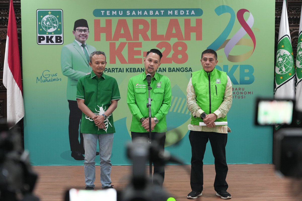 DPP_PKB's tweet photo. DPP PKB menggelar konferensi pers untuk memperkenalkan rangkaian Hari Lahir (Harlah) ke-28 PKB yang mengusung tema "Arah Baru, Amanat Ekonomi Konstitusi."  Tahun ini tidak hanya berisi seremoni, tetapi juga diwarnai, gerakan menanam pohon, diskusi AI, hingga kegiatan sosial. https://t.co/fBXTeJh45i