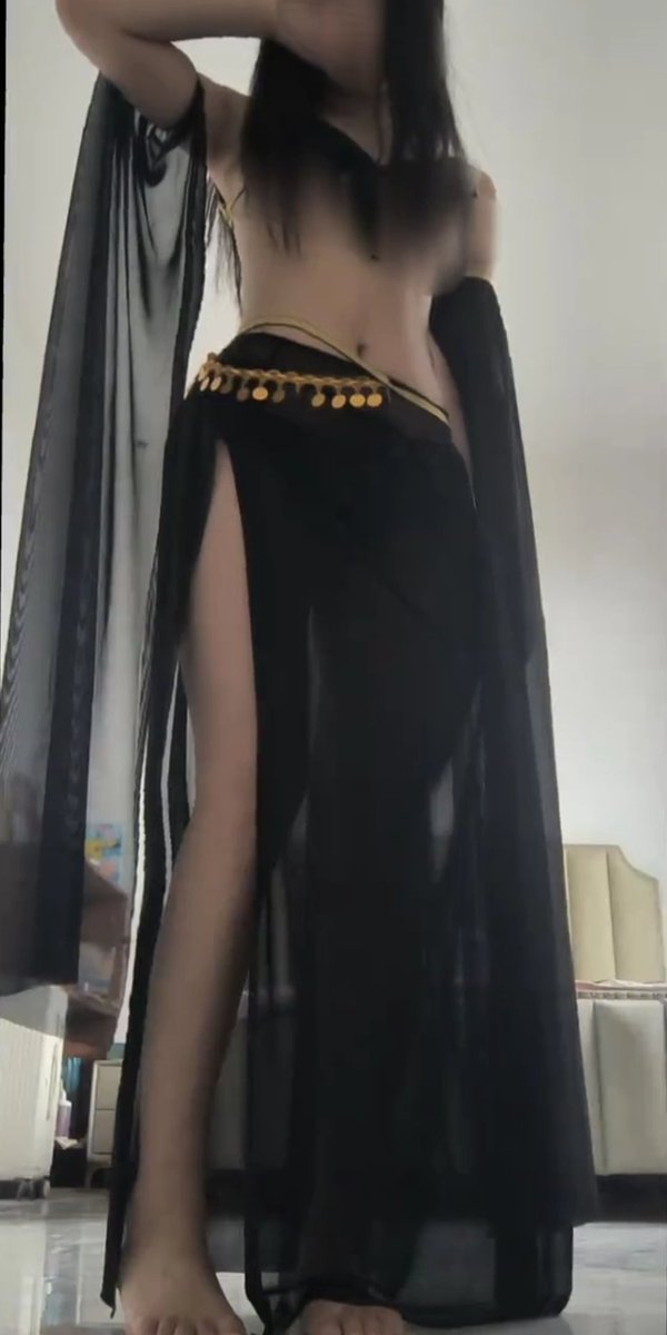 Michenaticqm's tweet photo. 逼里塞着跳蛋穿着最骚最露的衣服，出去在外面操一次回去再被绑起��操 想成为主人的唯一的性奴骚母狗 #问卷 #投稿 #反差母狗 https://t.co/c4RqbiWvYt