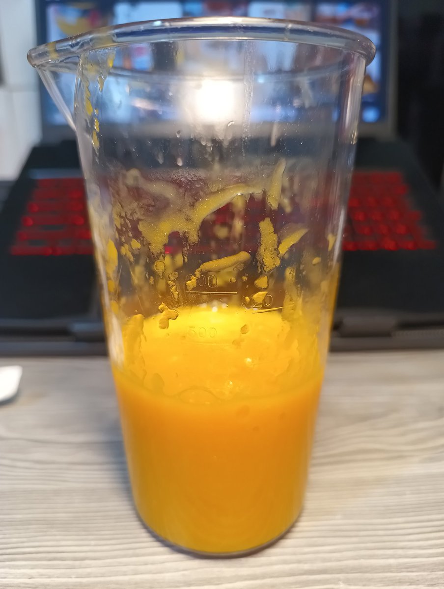 Made_by_Allen's tweet photo. ［汽水飲評］芒果可樂🥭🍹
選用當季芒果，攪碎不過濾，加可口可樂加冰塊。真的不錯喝，不攪拌可以喝到一點可樂的碳酸刺激感，芒果香甜柔和細密的風味和可樂完美混合，味道輕盈，口感帶點果泥感，還可以喝到一點芒果的纖維。感覺適合搭配烤肉，收入我的飲料配方之中，熱帶風情滿分。 https://t.co/gdQDrpQHDK