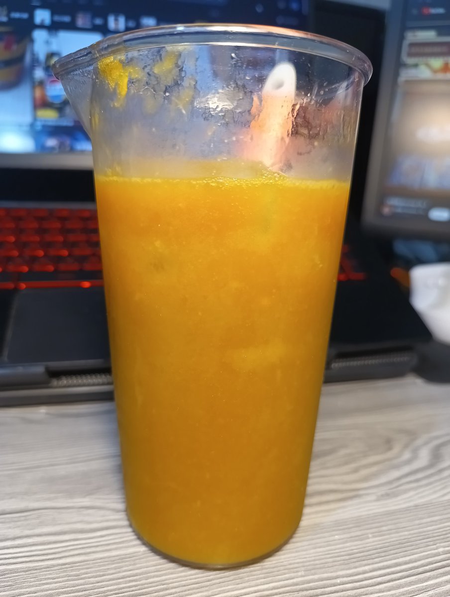 Made_by_Allen's tweet photo. ［汽水飲評］芒果可樂🥭🍹
選用當季芒果，攪碎不過濾，加可口可樂加冰塊。真的不錯喝，不攪拌可以喝到一點可樂的碳酸刺激感，芒果香甜柔和細密的風味和可樂完美混合，味道輕盈，口感帶點果泥感，還可以喝到一點芒果的纖維。感覺適合搭配烤肉，收入我的飲料配方之中，熱帶風情滿分。 https://t.co/gdQDrpQHDK