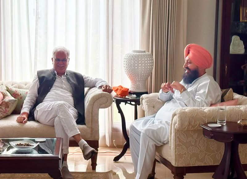 INCPunjab's tweet photo. ਪੰਜਾਬ ਕਾਂਗਰਸ ਦੇ ਇੰਚਾਰਜ ਸ੍ਰੀ ਭੁਪੇਸ਼ ਬਘੇਲ ਜੀ ਵਿਰੋਧੀ ਧਿਰ ਦੇ ਨੇਤਾ ਸ. ਪ੍ਰਤਾਪ ਸਿੰਘ ਬਾਜਵਾ ਜੀ ਦੇ ਚੰਡੀਗੜ੍ਹ ਸਥਿਤ ਗ੍ਰਹਿ ਵਿਖੇ ਪਹੁੰਚੇ।

ਇਸ ਮੌਕੇ ਪੰਜਾਬ ਕਾਂਗਰਸ ਦੇ ਸੀਨੀਅਰ ਆਗੂਆਂ ਦੀ ਮੌਜੂਦਗੀ ਵਿੱਚ ਸੂਬੇ ਦੀ ਮੌਜੂਦਾ ਸਿਆਸੀ ਸਥਿਤੀ, ਜ਼ਮੀਨੀ ਪੱਧਰ ’ਤੇ ਪਾਰਟੀ ਨੂੰ ਹੋਰ ਮਜ਼ਬੂਤ ਕਰਨ ਅਤੇ 2027 ਦੀਆਂ ਵਿਧਾਨ ਸਭਾ ਚੋਣਾਂ ਦੀਆਂ ਤਿਆਰੀਆਂ ਸਬੰਧੀ ਵਿਸਥਾਰ ਨਾਲ ਵਿਚਾਰ-ਵਟਾਂਦਰਾ ਕੀਤਾ।