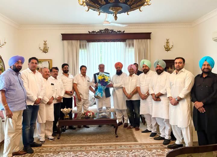 INCPunjab's tweet photo. ਪੰਜਾਬ ਕਾਂਗਰਸ ਦੇ ਇੰਚਾਰਜ ਸ੍ਰੀ ਭੁਪੇਸ਼ ਬਘੇਲ ਜੀ ਵਿਰੋਧੀ ਧਿਰ ਦੇ ਨੇਤਾ ਸ. ਪ੍ਰਤਾਪ ਸਿੰਘ ਬਾਜਵਾ ਜੀ ਦੇ ਚੰਡੀਗੜ੍ਹ ਸਥਿਤ ਗ੍ਰਹਿ ਵਿਖੇ ਪਹੁੰਚੇ।

ਇਸ ਮੌਕੇ ਪੰਜਾਬ ਕਾਂਗਰਸ ਦੇ ਸੀਨੀਅਰ ਆਗੂਆਂ ਦੀ ਮੌਜੂਦਗੀ ਵਿੱਚ ਸੂਬੇ ਦੀ ਮੌਜੂਦਾ ਸਿਆਸੀ ਸਥਿਤੀ, ਜ਼ਮੀਨੀ ਪੱਧਰ ’ਤੇ ਪਾਰਟੀ ਨੂੰ ਹੋਰ ਮਜ਼ਬੂਤ ਕਰਨ ਅਤੇ 2027 ਦੀਆਂ ਵਿਧਾਨ ਸਭਾ ਚੋਣਾਂ ਦੀਆਂ ਤਿਆਰੀਆਂ ਸਬੰਧੀ ਵਿਸਥਾਰ ਨਾਲ ਵਿਚਾਰ-ਵਟਾਂਦਰਾ ਕੀਤਾ।