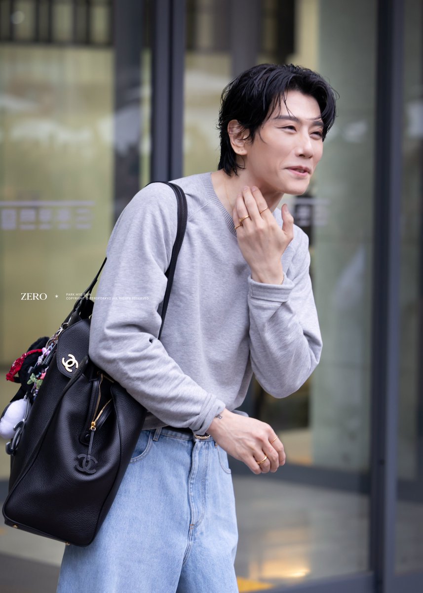 zeroforkyo's tweet photo. 260703 베토벤 퇴근길

#박효신 #parkhyoshin https://t.co/V1Z6z1gUp3