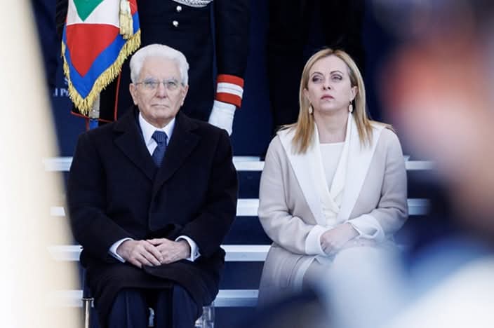 itsmeback_'s tweet photo. Perché l’uomo del monte, lo strenuo difensore della più bella costituzione del mondo, non ci spiega la mostruosità della sentenza della Corte di Giustizia Europea al soldo della senza chiappe di Bruxelles? Che dobbiamo chiederlo a Benigni? Dobbiamo spenderci qualche altro mezzo milione di euri per il … 'premio oscar con il trucco' del carro armato americano (non sovietico) che entra nel campo di concentramento?
Sappiamo fin dal primo anno di Giurisprudenza che le sentenze della Corte di Giustizia dell'Unione Europea hanno la precedenza sulle leggi ordinarie italiane, ma sappiamo anche che c’è un limite invalicabile: i cosiddetti "controlimiti". La Corte Costituzionale italiana ha stabilito che le norme e le sentenze europee non possono mai violare i principi supremi della costituzione italiana e i diritti fondamentali della persona e può dichiarare incostituzionale la norma europea (o il trattato) all'interno del nostro ordinamento.
𝐈𝐥 𝐝𝐢𝐫𝐢𝐭𝐭𝐨 𝐝𝐢 𝐩𝐚𝐫𝐨𝐥𝐚 𝐞 𝐝𝐢 𝐞𝐬𝐩𝐫𝐞𝐬𝐬𝐢𝐨𝐧𝐞 𝐞̀ 𝐠𝐚𝐫𝐚𝐧𝐭𝐢𝐭𝐨 𝐢𝐧 𝐈𝐭𝐚𝐥𝐢𝐚 𝐝𝐚𝐥𝐥'𝐀𝐫𝐭𝐢𝐜𝐨𝐥𝐨 𝟐𝟏 𝐝𝐞𝐥𝐥𝐚 𝐂𝐨𝐬𝐭𝐢𝐭𝐮𝐳𝐢𝐨𝐧𝐞, 𝐜𝐡𝐞 𝐭𝐮𝐭𝐞𝐥𝐚 𝐥𝐚 𝐥𝐢𝐛𝐞𝐫𝐭𝐚̀ 𝐝𝐢 𝐦𝐚𝐧𝐢𝐟𝐞𝐬𝐭𝐚𝐫𝐞 𝐥𝐢𝐛𝐞𝐫𝐚𝐦𝐞𝐧𝐭𝐞 𝐢𝐥 𝐩𝐫𝐨𝐩𝐫𝐢𝐨 𝐩𝐞𝐧𝐬𝐢𝐞𝐫𝐨 𝐜𝐨𝐧 𝐥𝐚 𝐩𝐚𝐫𝐨𝐥𝐚, 𝐥𝐨 𝐬𝐜𝐫𝐢𝐭𝐭𝐨 𝐞 𝐨𝐠𝐧𝐢 𝐚𝐥𝐭𝐫𝐨 𝐦𝐞𝐳𝐳𝐨.
La democrazia – l’uomo del monte lo sa - è fatta di: 
𝟭) 𝗟𝗶𝗯𝗲𝗿𝘁𝗮̀ 𝗱𝗶 𝗲𝘀𝗽𝗿𝗲𝘀𝘀𝗶𝗼𝗻𝗲 𝗲 𝗶𝗻𝗳𝗼𝗿𝗺𝗮𝘇𝗶𝗼𝗻𝗲: Tutti hanno il diritto di esprimere le proprie idee, di dissentire, di informare e di essere informati. 
𝟮) 𝗗𝗶𝘃𝗶𝗲𝘁𝗼 𝗱𝗶 𝗰𝗲𝗻𝘀𝘂𝗿𝗮: La stampa (quindi anche i social media equiparati) non può essere soggetta ad autorizzazioni o censure preventive. 
𝟯) 𝗟𝗶𝗺𝗶𝘁𝗶: divieto di pubblicazioni, spettacoli e manifestazioni contrari al buon costume e la tutela della dignità, l'onorabilità e la riservatezza della persona. 
Come può la Corte di Giustizia europea condannare al carcere chi semplicemente legge, riferisce, commenta o ripubblica articoli di RT (Russia Today), anche se riferiti ad avvenimenti veri? 
Perché è propaganda? Allora quella del ‘Corriere’, del ‘Foglio’, di ‘Repubblica, ‘La Stampa,’ ‘ ‘il Messeggero’, Il Giornale’, ecc. che cos’è, il VERBO? 😠
Forza, Mattarella: faccia il suo lavoro di sacro custode del libro massimo. Si faccia aiutare da quei gonzi del governo per adire la Corte Costituzionale e chiedere la non applicabilità di questa norma oscena. Se non altro, salvaguardate un minimo di dignità!

- Giuseppe Sardini