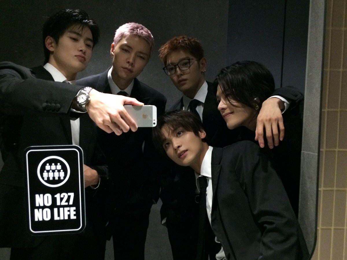 sukinayuta's tweet photo. the mandatory gala mirror selca 😆
and that "no 127, no life' sticker!!!! 🖤

#한계없는_우리7의_10주년
#10YearsWithNCT127
#NeXtDecadeWith127
#イリチルの隣にはいつもシズニ https://t.co/jGrCNAE0fK