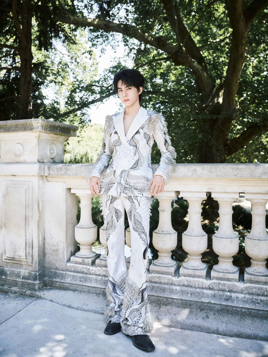 Thetwoofus74037's tweet photo. Liu Xuan Cheng graces the forefront of fashion’s most illustrious narrative with Rahul Mishra.

#LiuXuanChengPFW
#LiuXuanChengHCW27
#LiuXuanChengxRahulMishra https://t.co/UGOhhhkQE6