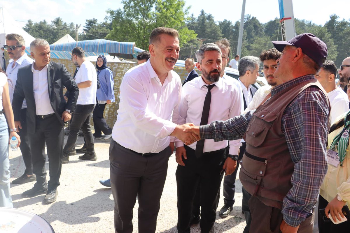 FikretAslanAP's tweet photo. Bursa Giresun Federasyonu tarafından düzenlenen 29. Geleneksel Otçu Göçü Yayla Festivali’ne il yönetim kurulu üyelerimizle birlikte katılım sağladık.

Geleneklerimizi yaşatan, birlik ve beraberliğimizi güçlendiren bu anlamlı organizasyonda hemşehrilerimizle bir araya gelmekten memnuniyet duyduk. Misafirperverlikleri için Bursa Giresun Federasyonu Başkanı Sayın Üzeyir Aktaş’a ve emeği geçen herkese teşekkür ediyorum.

Birliğimiz daim, kardeşliğimiz güçlü olsun. #AnahtarPartiBursa