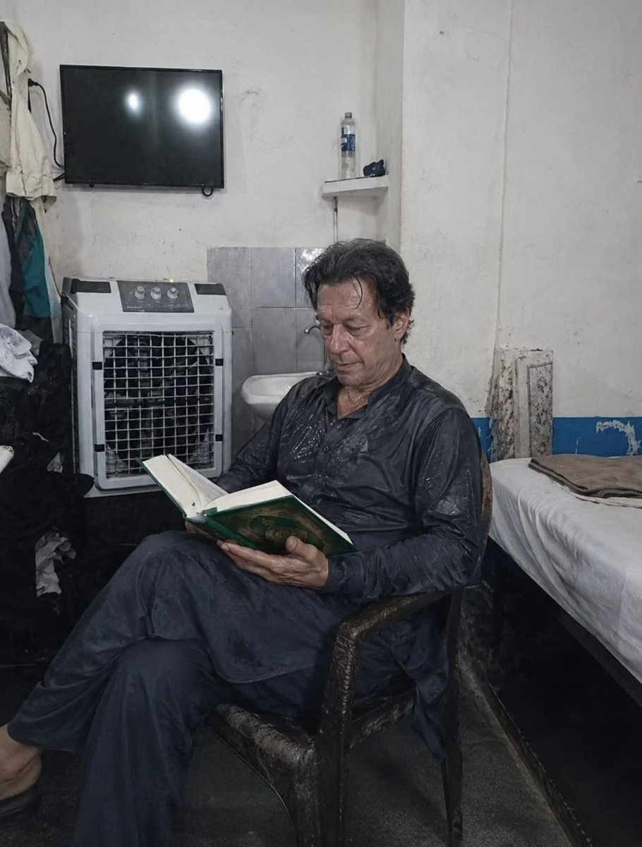 Kulsoom_PTI's tweet photo. #مزاحمت_سے_ہوگی_خان_کی_رہائی

غُلاموں کی بستی میں ایک آزاد تھا بہادر تو بہت تھا 
 لیکن بزدلوں کے بِیچ میں تھا!💔
@TeamiPians https://t.co/ngZiYGNfuS