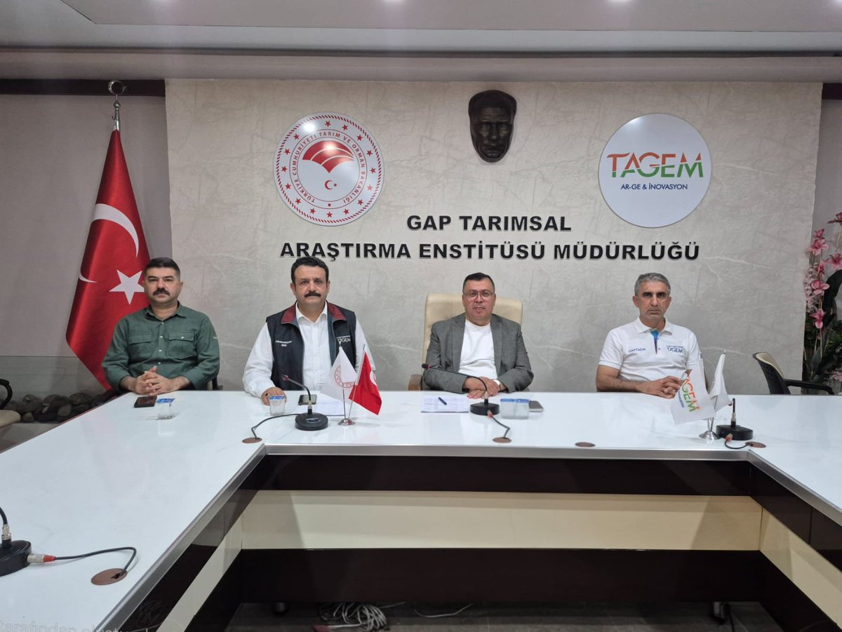 gaptaem's tweet photo. TAGEM Genel Müdür Yardımcısı Sayın Mesut Akdamar, Enstitümüzü ziyaret ederek yürütülen araştırma ve geliştirme faaliyetleri hakkında incelemelerde bulundu. Ziyaret kapsamında devam eden projeler, deneme alanları ve gerçekleştirilen çalışmalar hakkında bilgi aldı. https://t.co/WYxCbiIDR7