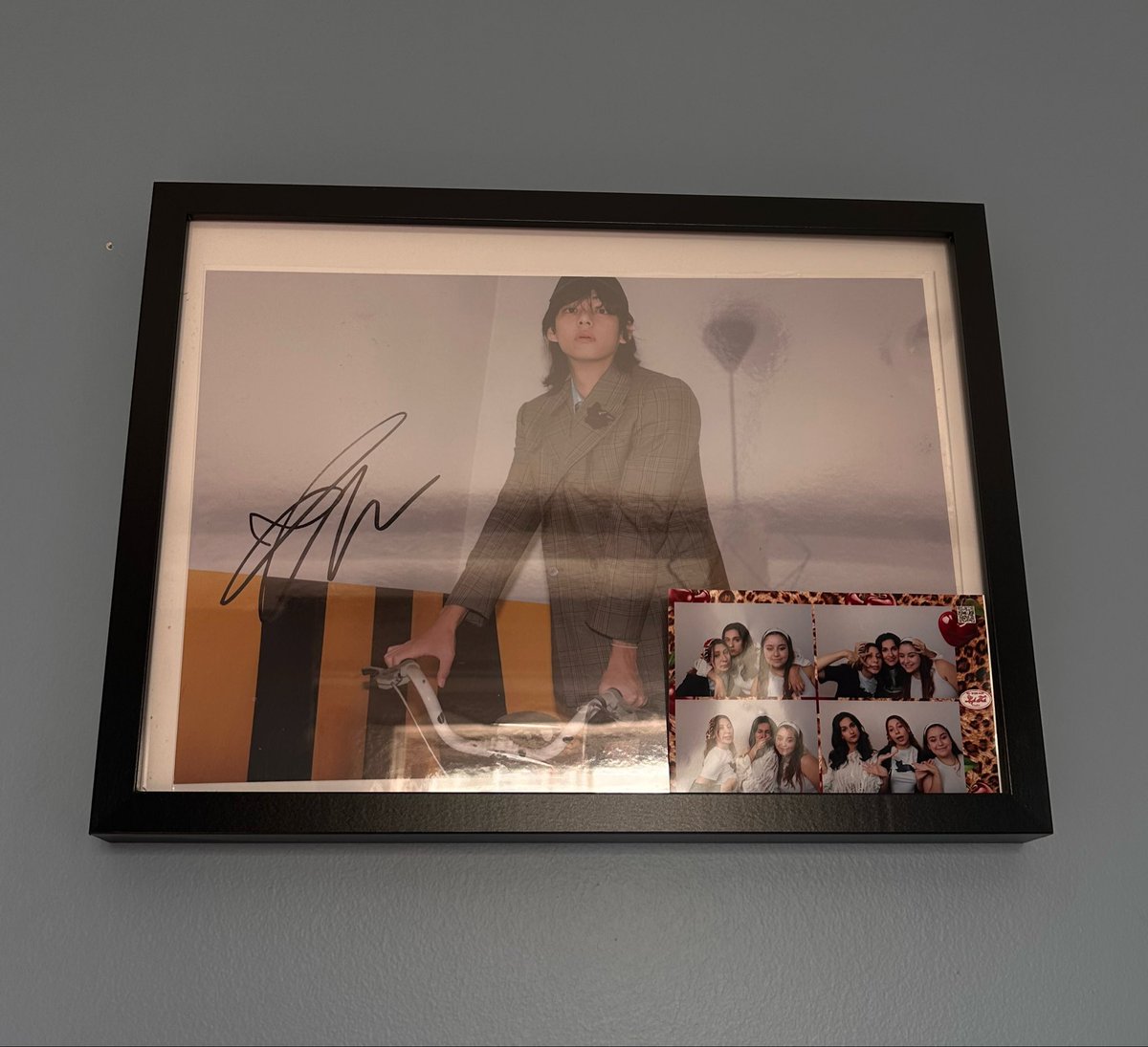jjkdk_'s tweet photo. melolarin evindeki fav kosem taehyung imzali posterin kosesindeki vminkook fotografimiz https://t.co/ECx7qirZPs