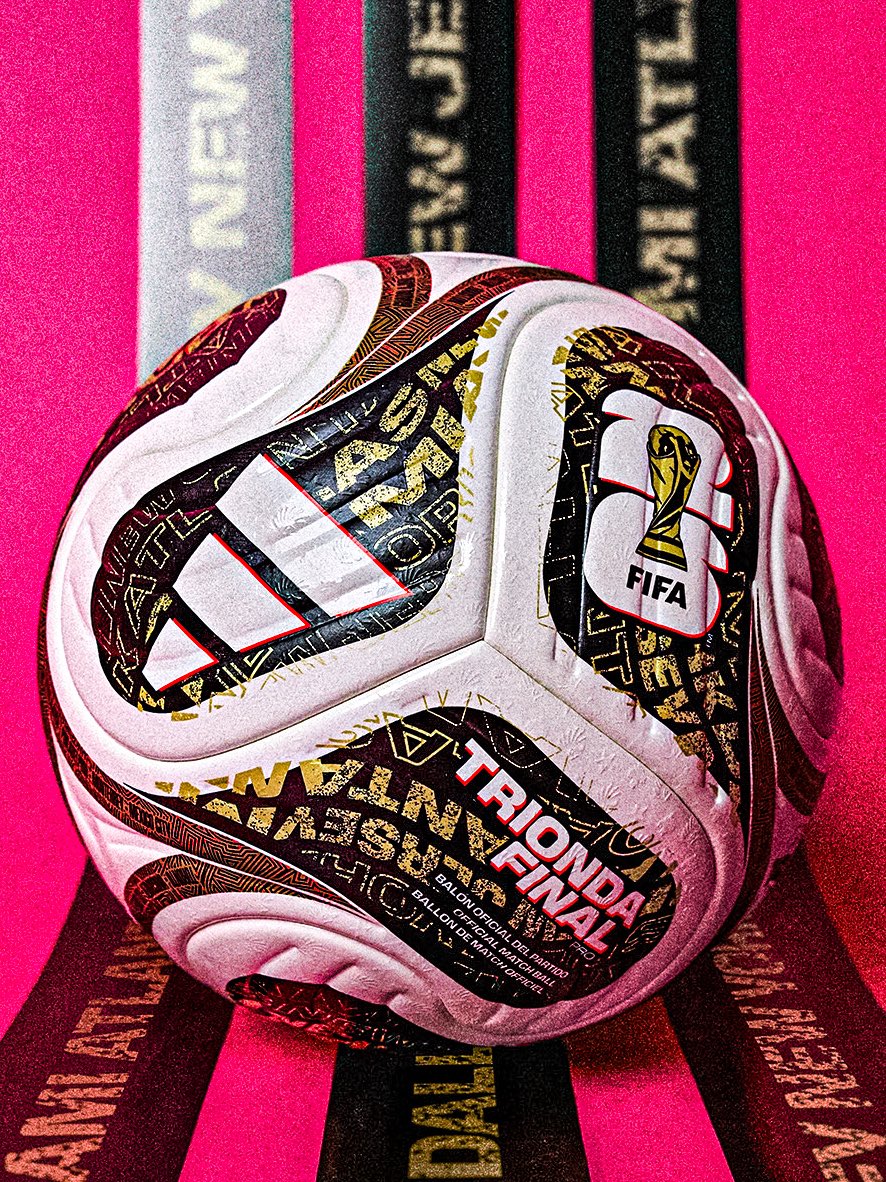 dataref_ar's tweet photo. 🔝⚽️ adidas hizo la presentación oficial de ‘TRIONDA FINAL’, la pelota que se utilizará en las semifinales, tercer puesto y la gran final de la Copa del Mundo 2026.

⁉️ ¿Les gusta? https://t.co/nOmULkQ59b