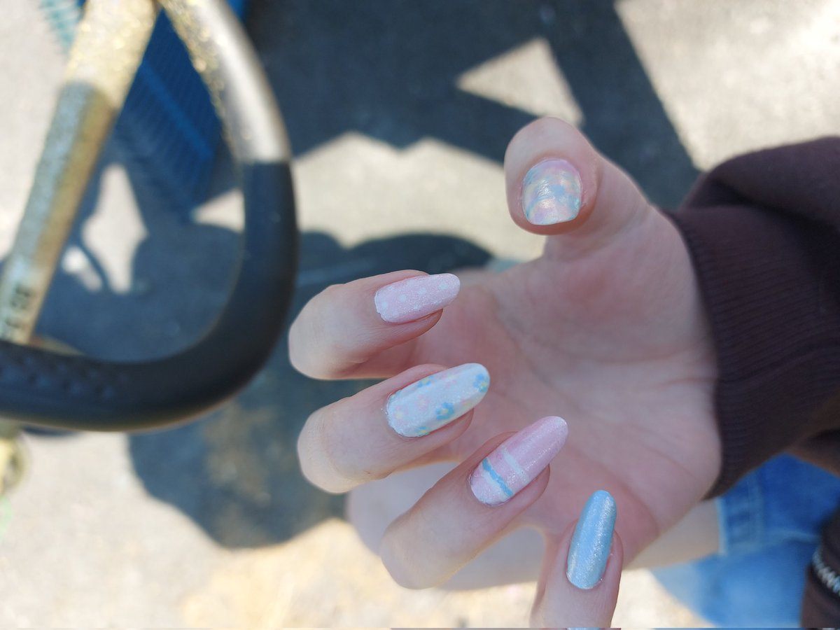 fawnbyastream's tweet photo. Doss we like unicorn nails https://t.co/XfGlQC3KtA