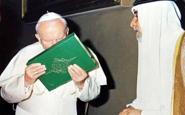 equesdomini's tweet photo. No olvidemos que los que nos llaman “protestantes” por querer conservar la fe recibida llevan décadas justificando escenas como un Papa besando el Corán.

Eso sí: el problema eres tú que no quieres cambiar.

El chiste se cuenta solo. https://t.co/hP3VvlbTX0
