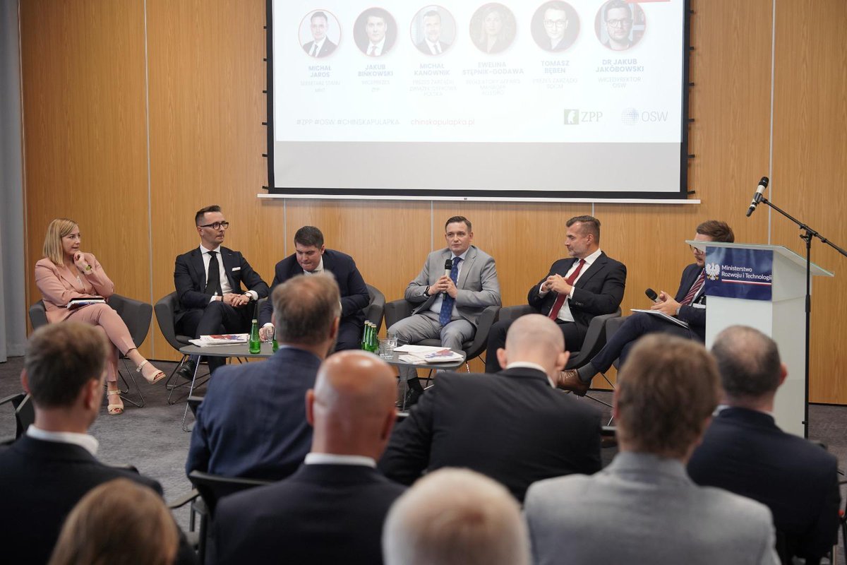 MRiTGOVPL's tweet photo. Jak budować konkurencyjność polskiej gospodarki? Poprzez rozwój technologii, inwestycje w innowacje i wzmacnianie kompetencji.
Podczas panelu poświęconego przyszłości europejskiego biznesu, towarzyszącego premierze raportu @ZPPnetpl i @OSW_pl, wiceminister @JarosMichal podkreślił:
💬 Patriotyzm gospodarczy to dla mnie Polska, która nie eksportuje talentów, ale eksportuje technologie. Polska, do której przyjeżdżają światowi liderzy inwestować, a nie tylko sprzedawać swoje produkty. Polska, która nie jest zapleczem produkcyjnym Europy, ale jednym z centrów nowoczesnego przemysłu. Taki model rozwoju konsekwentnie realizujemy.