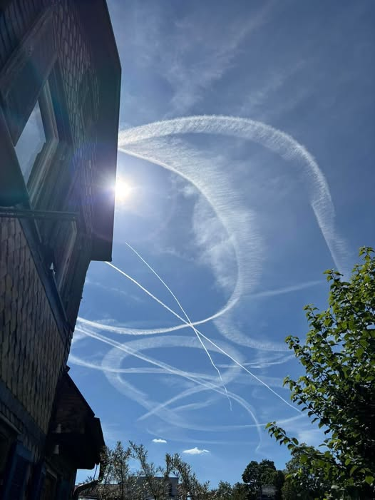 DELTA9_DELTA9's tweet photo. just normal flight paths with commercial passenger jets 🤣 wake the fck up peeps #geoengineering @IonisedSkyWatch https://t.co/segtJhDC9N