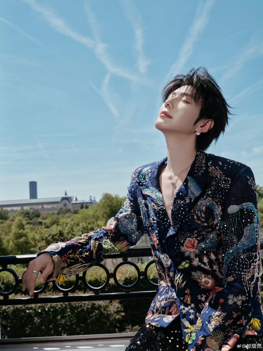 XiaoXinghe_ID's tweet photo. Visual Hao Yiran hari ini lebih rapi dan tertata daripada masa depan admin Xid. Yuk, ramein HT gais biar makin menyala di Paris! Fashion hari ini belong to HaoYiran!

HAOYIRAN X RAHUL MISHRA
#HAOYIRANHCFW
#ParisHauteCoutureWeek https://t.co/52jxNR78jQ