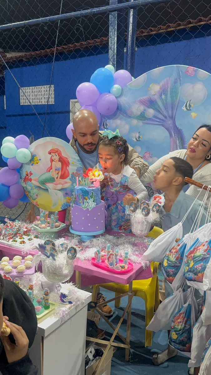 oopsleh's tweet photo. 3 aninhos da minha sereia. 🧜🏻‍♀️💖 https://t.co/FzAavrLnvI