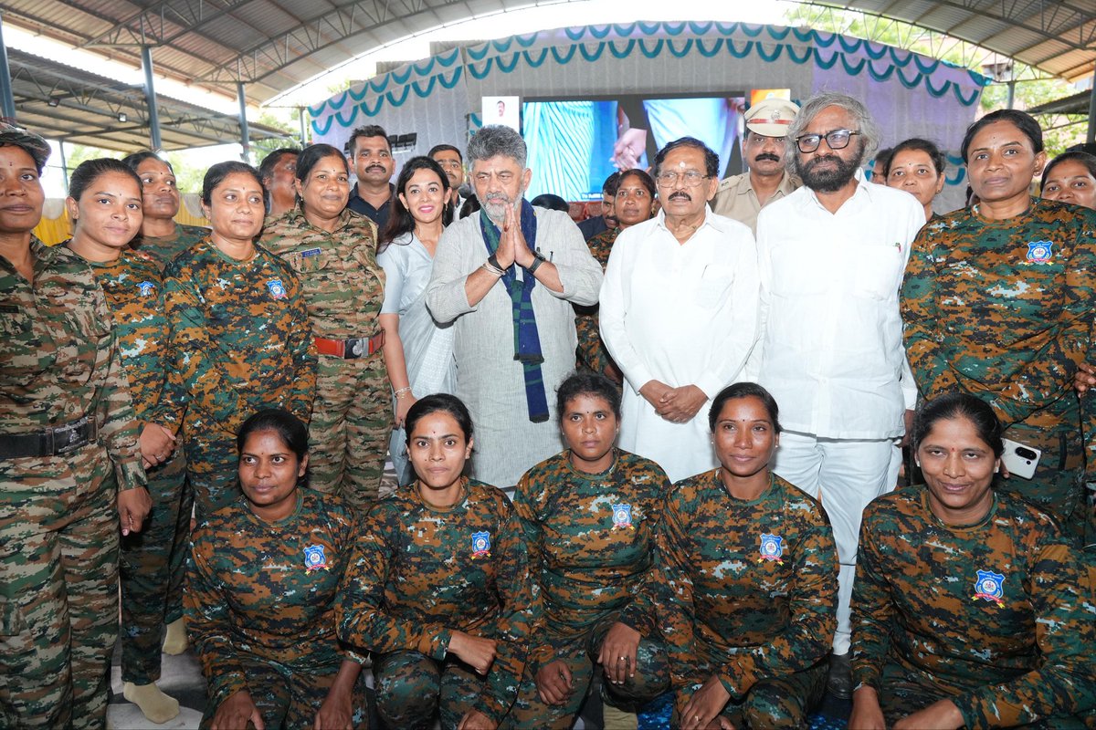 DKShivakumar's tweet photo. ನಾರಿ ಶಕ್ತಿ ಈ ದೇಶದ ಶಕ್ತಿ.. 

ಬಸವಕಲ್ಯಾಣದ ಬಸವ ಮಹಾಮನೆಯಲ್ಲಿ ಹಮ್ಮಿಕೊಂಡಿದ್ದ 'ಅಕ್ಕಪಡೆ' - ಮಹಿಳೆಯರ ಶಕ್ತಿ ಪ್ರದರ್ಶನ ಮತ್ತು ಆತ್ಮರಕ್ಷಣಾ ಕಾರ್ಯಕ್ರಮದಲ್ಲಿ ಭಾಗವಹಿಸಿ, ಮಹಿಳಾ ಸಿಬ್ಬಂದಿಯ ಆತ್ಮರಕ್ಷಣೆಯ ಸಾಹಸ, ಕರಾಟೆ, ಲಾಠಿಪ್ರಹಾರ, ಕೌಶಲ್ಯ ಪ್ರದರ್ಶನವನ್ನು ವೀಕ್ಷಿಸಿ ಮಾತನಾಡಲಾಯಿತು. 

ಹೆಣ್ಣು ಅಂದ್ರೆ ಭೂಮಿ, ಹೆಣ್ಣು ಅಂದ್ರೆ ಧೈರ್ಯ, ಹೆಣ್ಣು ಅಂದ್ರೆ ಭರವಸೆ, ಹೆಣ್ಣು ಅಂದ್ರೆ ಶಕ್ತಿ, ಹೆಣ್ಣು ಅಂದ್ರೆ ಬೆಳಕು. ಈ ಬೆಳಕು ಇಂದು ಪ್ರತಿ ಕುಟುಂಬವನ್ನೂ ಬೆಳಗುತ್ತಿದೆ. ನಾರಿ ಶಕ್ತಿ ಈ ದೇಶದ ಶಕ್ತಿಯಾಗಿದೆ. 

ರಾಜ್ಯದಲ್ಲಿ ಮಹಿಳೆಯರ ಸುರಕ್ಷತೆಗಾಗಿ ಅಕ್ಕಪಡೆ ತಯಾರಾಗಿದೆ. ಅಕ್ಕಪಡೆಗೆ ಸೇರಿರುವವರಿಗೆ ನನ್ನ ಹೃದಯಪೂರ್ವಕ ಅಭಿನಂದನೆಗಳು. ನಿಮ್ಮ ಹೋರಾಟ, ನಿಮ್ಮ ಶ್ರಮ, ನಿಮ್ಮ ಶಕ್ತಿ, ನಿಮ್ಮ ಧೈರ್ಯ, ನಿಮ್ಮ ಸಾಧನೆ ಎಲ್ಲದ್ದಕ್ಕೂ ಫಲ ಸಿಗುತ್ತದೆ. ರಾಜ್ಯದಲ್ಲಿ 10,000 ಅಕ್ಕಪಡೆಗಳನ್ನು ಸ್ಥಾಪಿಸಲು ಸರ್ಕಾರ ಆದೇಶ ಹೊರಡಿಸಿದೆ. ನಿಮ್ಮಲ್ಲಿರುವ ಸಾಹಸ ಹಾಗೂ ಕೌಶಲ್ಯಗಳನ್ನು ಹೊರತೆಗೆಯಲು ಅಕ್ಕಪಡೆ ಅನುಕೂಲವಾಗಲಿದೆ. 

ಈ ಸಂದರ್ಭದಲ್ಲಿ ಉಪಮುಖ್ಯಮಂತ್ರಿಗಳಾದ ಡಾ. ಜಿ. ಪರಮೇಶ್ವರ್‌, ಸಚಿವರಾದ ಈಶ್ವರ್‌ ಖಂಡ್ರೆ, ಶರಣಪ್ರಕಾಶ್‌ ಪಾಟೀಲ್‌, ಶಾಸಕರಾದ ರಹೀಂ ಖಾನ್‌, ಸಂಸದರಾದ ಸಾಗರ ಖಂಡ್ರೆ ಅವರು ಸೇರಿದಂತೆ ಹಲವಾರು ನಾಯಕರು ಹಾಗೂ ಮುಖಂಡರು ಉಪಸ್ಥಿತರಿದ್ದರು.