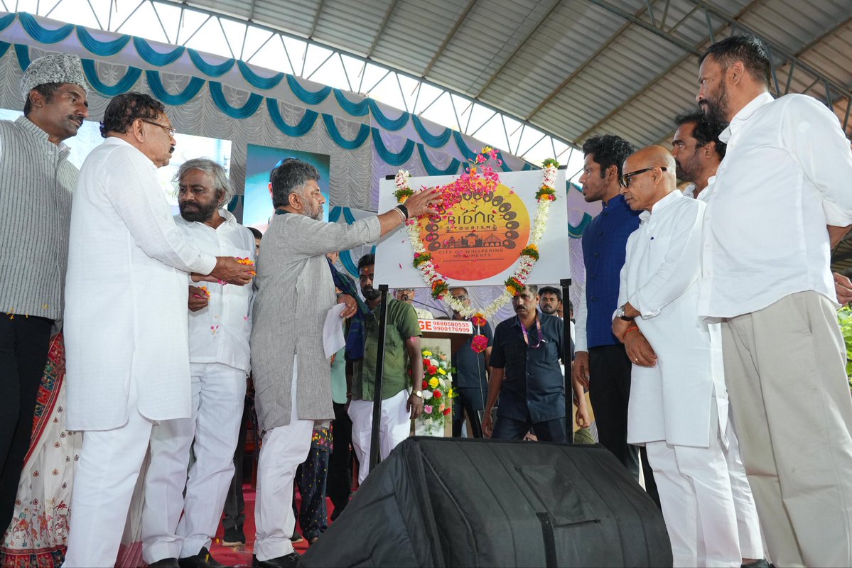 DKShivakumar's tweet photo. ನಾರಿ ಶಕ್ತಿ ಈ ದೇಶದ ಶಕ್ತಿ.. 

ಬಸವಕಲ್ಯಾಣದ ಬಸವ ಮಹಾಮನೆಯಲ್ಲಿ ಹಮ್ಮಿಕೊಂಡಿದ್ದ 'ಅಕ್ಕಪಡೆ' - ಮಹಿಳೆಯರ ಶಕ್ತಿ ಪ್ರದರ್ಶನ ಮತ್ತು ಆತ್ಮರಕ್ಷಣಾ ಕಾರ್ಯಕ್ರಮದಲ್ಲಿ ಭಾಗವಹಿಸಿ, ಮಹಿಳಾ ಸಿಬ್ಬಂದಿಯ ಆತ್ಮರಕ್ಷಣೆಯ ಸಾಹಸ, ಕರಾಟೆ, ಲಾಠಿಪ್ರಹಾರ, ಕೌಶಲ್ಯ ಪ್ರದರ್ಶನವನ್ನು ವೀಕ್ಷಿಸಿ ಮಾತನಾಡಲಾಯಿತು. 

ಹೆಣ್ಣು ಅಂದ್ರೆ ಭೂಮಿ, ಹೆಣ್ಣು ಅಂದ್ರೆ ಧೈರ್ಯ, ಹೆಣ್ಣು ಅಂದ್ರೆ ಭರವಸೆ, ಹೆಣ್ಣು ಅಂದ್ರೆ ಶಕ್ತಿ, ಹೆಣ್ಣು ಅಂದ್ರೆ ಬೆಳಕು. ಈ ಬೆಳಕು ಇಂದು ಪ್ರತಿ ಕುಟುಂಬವನ್ನೂ ಬೆಳಗುತ್ತಿದೆ. ನಾರಿ ಶಕ್ತಿ ಈ ದೇಶದ ಶಕ್ತಿಯಾಗಿದೆ. 

ರಾಜ್ಯದಲ್ಲಿ ಮಹಿಳೆಯರ ಸುರಕ್ಷತೆಗಾಗಿ ಅಕ್ಕಪಡೆ ತಯಾರಾಗಿದೆ. ಅಕ್ಕಪಡೆಗೆ ಸೇರಿರುವವರಿಗೆ ನನ್ನ ಹೃದಯಪೂರ್ವಕ ಅಭಿನಂದನೆಗಳು. ನಿಮ್ಮ ಹೋರಾಟ, ನಿಮ್ಮ ಶ್ರಮ, ನಿಮ್ಮ ಶಕ್ತಿ, ನಿಮ್ಮ ಧೈರ್ಯ, ನಿಮ್ಮ ಸಾಧನೆ ಎಲ್ಲದ್ದಕ್ಕೂ ಫಲ ಸಿಗುತ್ತದೆ. ರಾಜ್ಯದಲ್ಲಿ 10,000 ಅಕ್ಕಪಡೆಗಳನ್ನು ಸ್ಥಾಪಿಸಲು ಸರ್ಕಾರ ಆದೇಶ ಹೊರಡಿಸಿದೆ. ನಿಮ್ಮಲ್ಲಿರುವ ಸಾಹಸ ಹಾಗೂ ಕೌಶಲ್ಯಗಳನ್ನು ಹೊರತೆಗೆಯಲು ಅಕ್ಕಪಡೆ ಅನುಕೂಲವಾಗಲಿದೆ. 

ಈ ಸಂದರ್ಭದಲ್ಲಿ ಉಪಮುಖ್ಯಮಂತ್ರಿಗಳಾದ ಡಾ. ಜಿ. ಪರಮೇಶ್ವರ್‌, ಸಚಿವರಾದ ಈಶ್ವರ್‌ ಖಂಡ್ರೆ, ಶರಣಪ್ರಕಾಶ್‌ ಪಾಟೀಲ್‌, ಶಾಸಕರಾದ ರಹೀಂ ಖಾನ್‌, ಸಂಸದರಾದ ಸಾಗರ ಖಂಡ್ರೆ ಅವರು ಸೇರಿದಂತೆ ಹಲವಾರು ನಾಯಕರು ಹಾಗೂ ಮುಖಂಡರು ಉಪಸ್ಥಿತರಿದ್ದರು.