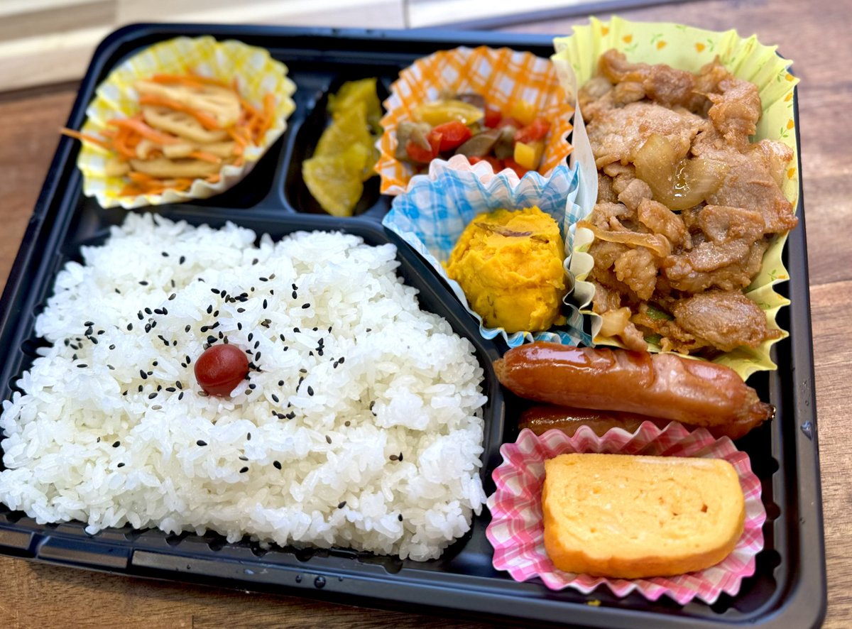 Fescoffee_curry's tweet photo. 📢今日からの週替わりメニュー✨

🍛豚肉のホワイトカレー 🍱テジカルビ（韓国風豚の焼肉）

見た目はやさしい色合い、味はスパイスたっぷりの本格派😋

※スパイスの欠片が入っていることがあります！

しあわせ弁当は、ご飯がすすむ甘辛味のテジカルビ✨

ご注文お待ちしております😊 https://t.co/eDjdSslUkv