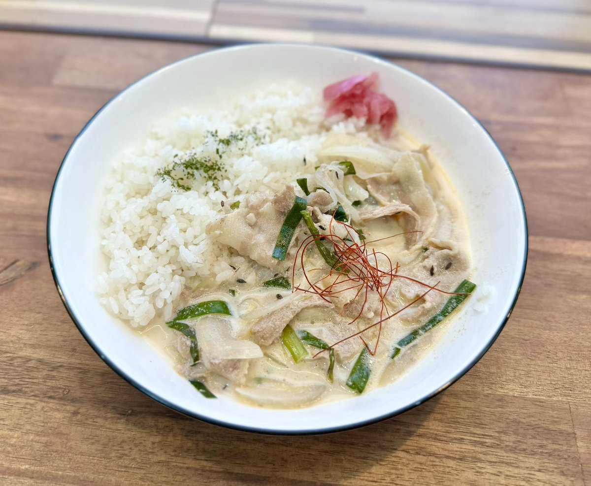Fescoffee_curry's tweet photo. 📢今日からの週替わりメニュー✨

🍛豚肉のホワイトカレー 🍱テジカルビ（韓国風豚の焼肉）

見た目はやさしい色合い、味はスパイスたっぷりの本格派😋

※スパイスの欠片が入っていることがあります！

しあわせ弁当は、ご飯がすすむ甘辛味のテジカルビ✨

ご注文お待ちしております😊 https://t.co/eDjdSslUkv