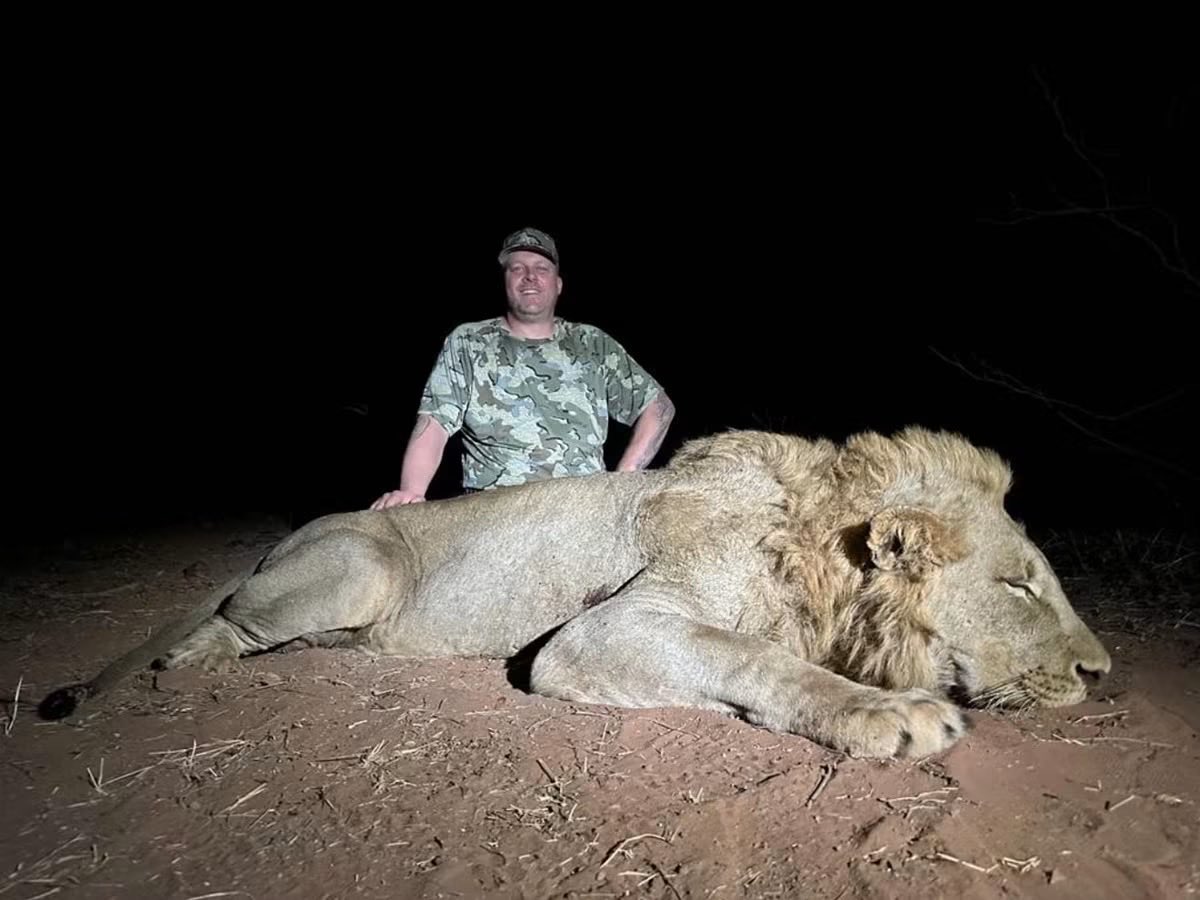 XposeTrophyHunt's tweet photo. Syan Relvius, Michigan with
'his' lion that he hunted in Zimbabwe. He is not your lion, idiot. He should have been left alive to lead and protect his pride. 🤬
#BanTrophyHunting RT
@SARA2001NOOR @Angelux1111 @Gail7175 @Lin11W @Protect_Wldlife @PhaedraXTeddy https://t.co/NPynELxCiS