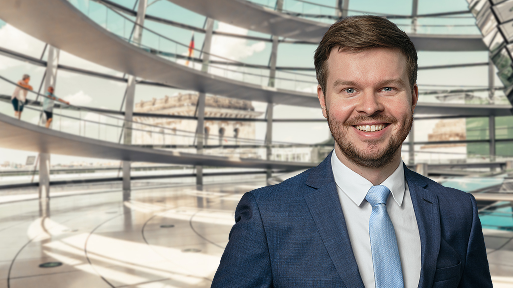 AfDimBundestag's tweet photo. Haushaltsentwurf 2027 ist Schlag ins Gesicht für alle fleißigen Deutschen!

Zum heute vom Bundeskabinett beschlossenen Regierungsentwurf des Bundeshaushalts 2027 und der #Finanzplanung bis 2030 erklärt der haushaltspolitische Sprecher der AfD-Bundestagsfraktion, Michael @DrMEspendiller:

„Dieser #Haushaltsentwurf ist ein Schlag ins Gesicht für alle fleißigen Deutschen, die von dieser #Regierung immer weiter ausgenommen werden wie eine Weihnachtsgans. Dabei wird der Staat selber immer fetter, und weder #Klingbeil noch #Merz denken auch nur ansatzweise daran, die horrenden Staatsausgaben endlich zu begrenzen.

Es ist dramatisch: Statt die Bürger zu entlasten, sollen jetzt gleich reihenweise neue Steuererhöhungen durchgesetzt werden – eine Krypto-Besteuerung, eine neue Plastiksteuer sowie höhere Tabak- und Alkoholsteuern. Zeitgleicht senkt die Bundesregierung die Bundeszuschüsse zur gesetzlichen Renten- und Krankenversicherung, um damit weiter reihenweise sinnfreie Ausgaben finanzieren zu können, auf die der deutsche Steuerzahler auch gut verzichten könnte.

Das Muster ist immer dasselbe: Der Bürger zahlt, der Staat kassiert. Wer so handelt, hat den Kontakt zu den arbeitenden Menschen in diesem Land vollständig verloren.

Obendrauf gibt es noch einmal mehr Schulden, die wir jetzt schon kaum noch stemmen können. Allein für das Jahr 2027 plant die Bundesregierung neue Schulden in Höhe von rund 203,7 Milliarden Euro – im Kernhaushalt und in den kreditfinanzierten Sondervermögen (SVIK und Sondervermögen Bundeswehr) zusammengerechnet. Eine solche Neuverschuldung ist in dieser Größenordnung schlicht nicht mehr zu verantworten.

Diese Schuldenpolitik schlägt unmittelbar auf den Schuldendienst durch. Schon für das Jahr 2030 rechnet die Bundesregierung nun mit 80,7 Milliarden Euro an reinen Zinszahlungen. Das ist Geld, das uns für Rente und Gesundheit fehlt – ausgerechnet dann, wenn die Demographie mit voller Wucht durchschlägt und die sozialen Sicherungssysteme ohnehin unter enormen Druck stehen. Jeder Euro, der für Zinsen an die Gläubiger fließt, kann nicht mehr für die Menschen ausgegeben werden, die ihr Leben lang eingezahlt haben.

Das hat mit auch nur halbwegs seriöser Haushaltspolitik rein gar nichts mehr zu tun. Die Bundesregierung muss endlich bei den unnötigen Staatsausgaben sparen statt immer neue Belastungen auf die Bürger abzuwälzen. 

Die AfD-Fraktion hat dazu seit Jahren konkrete Vorschläge auf den Tisch gelegt – von einer echten Migrationswende über die Streichung ideologischer Förderprogramme bis zur Rückführung des aufgeblähten Beauftragten- und Behördenapparats. Und wir werden diese in den kommenden Haushaltsberatungen noch erweitern.

Deutschland braucht jetzt mehr, als diese Regierung geben kann. Einen echten Ruck gibt es nur mit der AfD-Fraktion.”