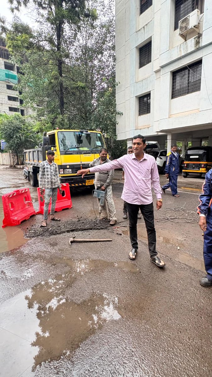 yogeshmulikbjp's tweet photo. 📍 प्रभाग क्र. ५, कल्याणीनगर – वडगावशेरी
सततच्या पावसामुळे या परिसरात पावसाचे पाणी साचल्याची माहिती मिळाल्यानंतर संबंधित विभागाच्या कर्मचाऱ्यांसमवेत प्रत्यक्ष पाहणी केली.

नागरिकांना होणारा त्रास कमी करण्यासाठी तात्काळ चर मारून पाण्याचा निचरा करण्यात आला. https://t.co/uWRABYYLiJ