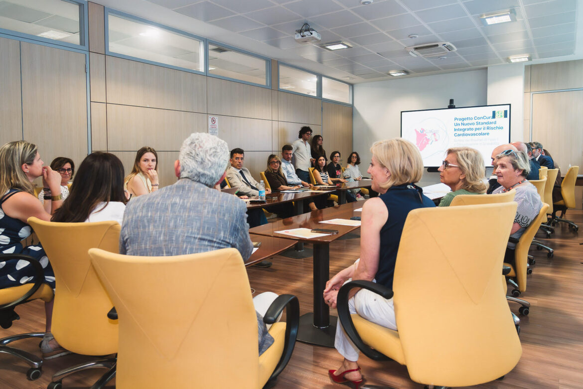 UNI_FIRENZE's tweet photo. Dalla ricerca universitaria un nuovo modello per la sanità pubblica.

Le malattie cardiovascolari sono la principale causa di mortalità nel mondo occidentale, ma la buona notizia è che sono prevenibili trattando correttamente il loro fattore causale: l'ipercolesterolemia.

Partendo dai dati di ARS Toscana – che mostrano come oltre la metà dei pazienti a rischio non abbia livelli di colesterolo adeguati – il Dipartimento di Medicina Sperimentale e Clinica dell'Università di Firenze ha ideato il progetto ConCura.

Come funziona? Abbiamo creato un percorso integrato: i medici di medicina generale individuano i pazienti a rischio e li inviano ai nostri specialisti per ottimizzare la terapia. Successivamente, il paziente torna al medico curante per la gestione cronica.

I risultati: target terapeutico raggiunto nel 100% dei casi monitorati, senza incrementare i costi del Servizio Sanitario. Un esempio concreto di come la ricerca accademica possa innovare i modelli organizzativi, prevenire infarti e ictus e garantire la sostenibilità del sistema.