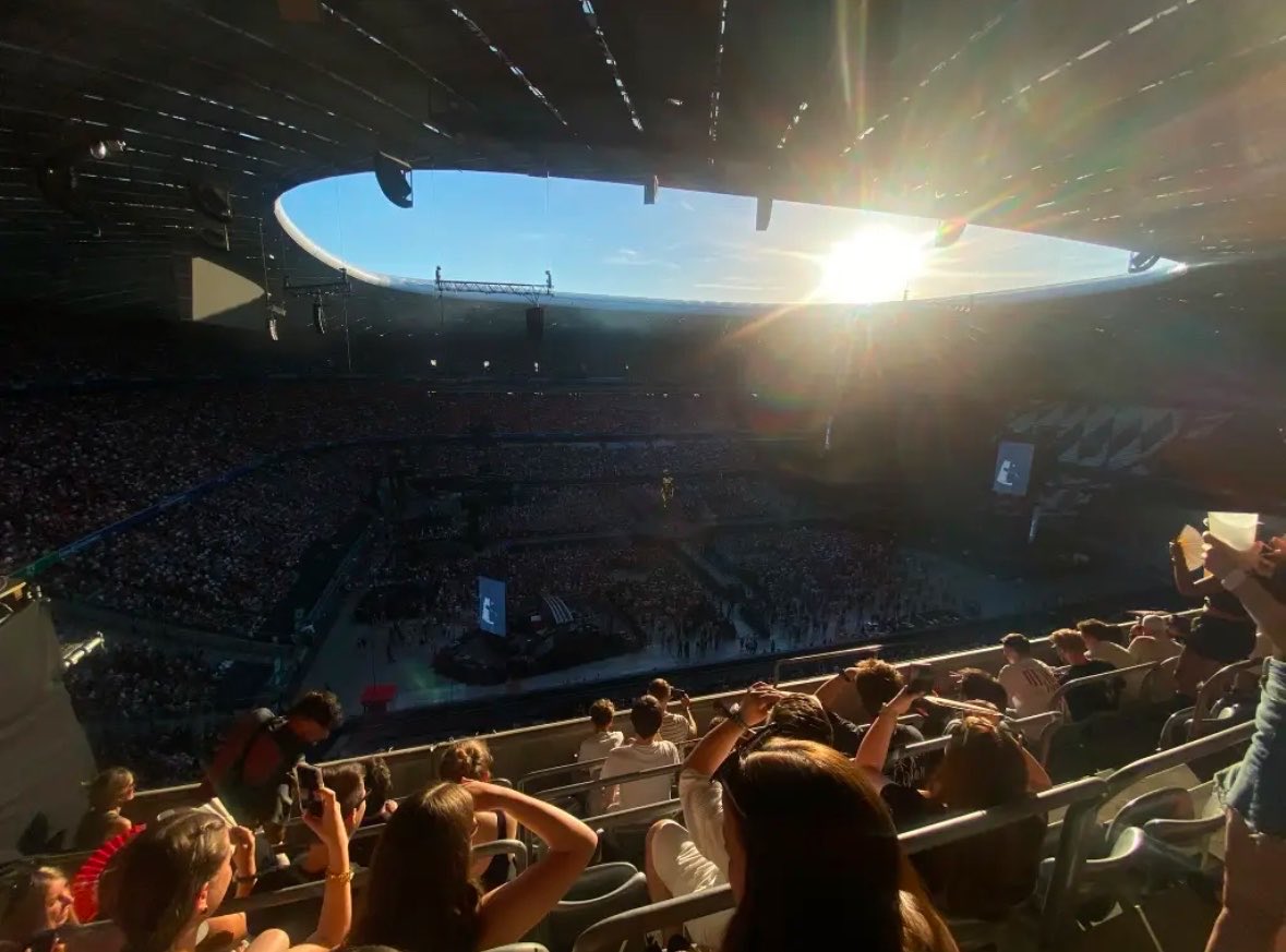 BangtanGER_twt's tweet photo. Based on the Allianz Arena’s actual orientation, the strongest sunset glare is expected in the 323–326 blocks. The sun sets in the northwest and the stadium’s rotation shifts the direct sunlight toward that corner. Bring sunglasses if you’re seated there! https://t.co/vZ2IXA06JN