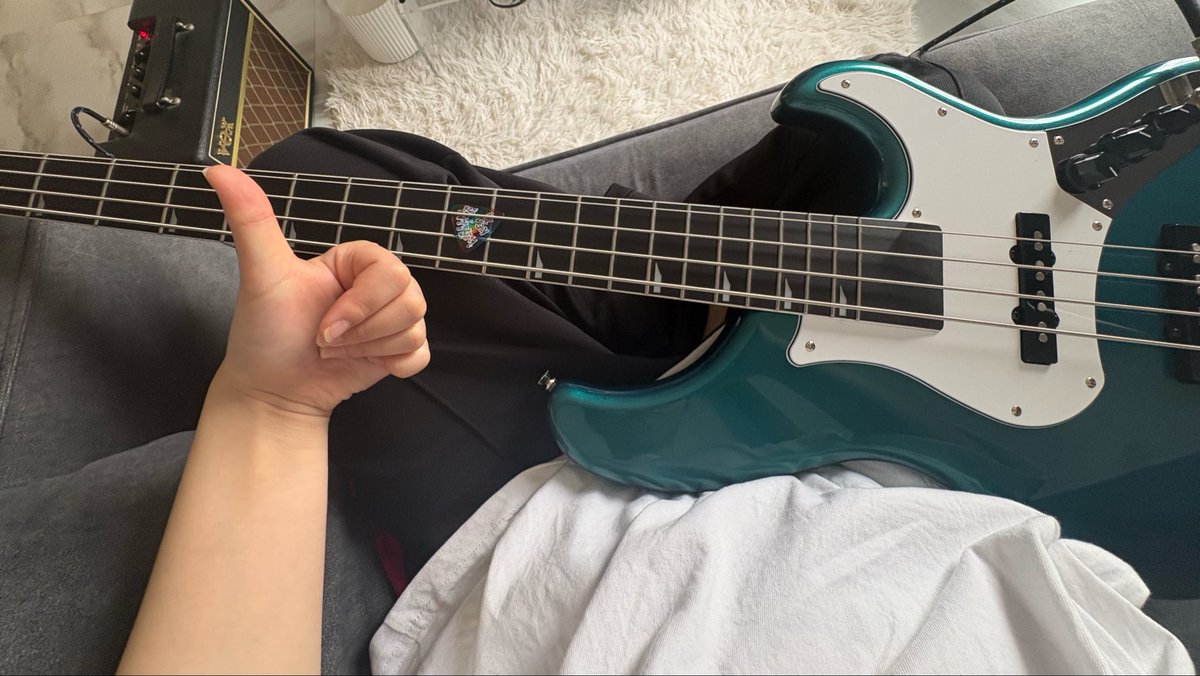 chi__11__su's tweet photo. そういえばサニガクアトロワンマンのときのおのくんがかっこよすぎて2日後に憧れてベース買った✌️ https://t.co/ITIYeXAEOK